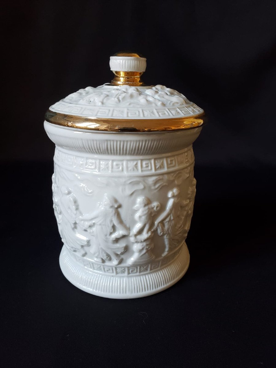 Pot à Tabac en porcelaine à décor de nymphes 