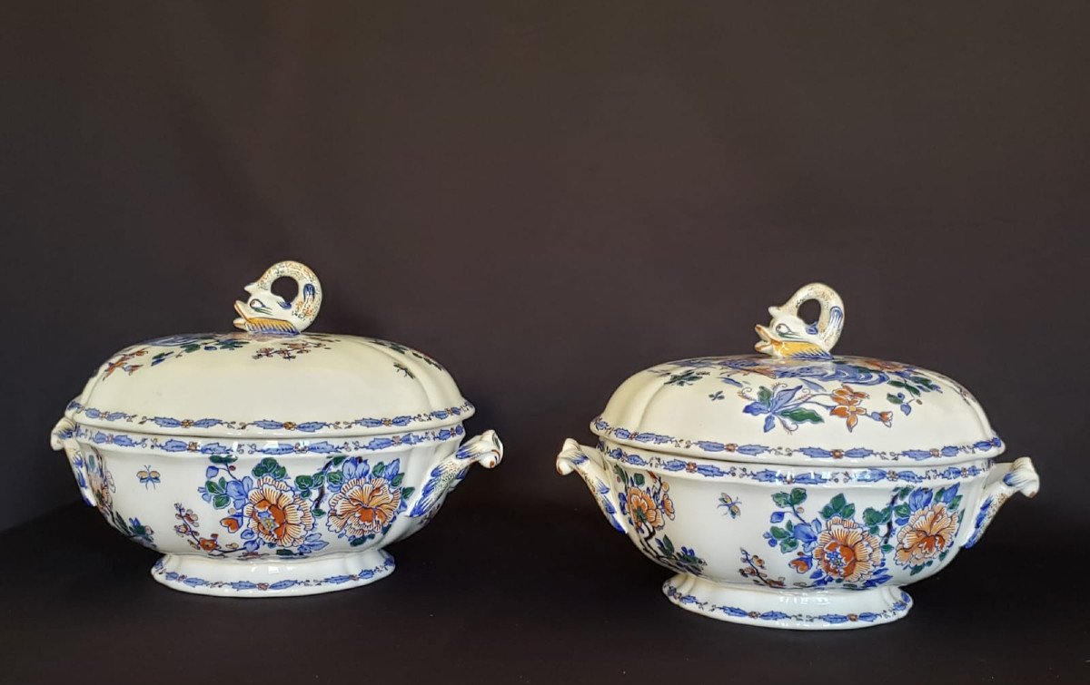 Paire de grandes soupi&egrave;res en gien motif Delft coq et pivoines 1938/40