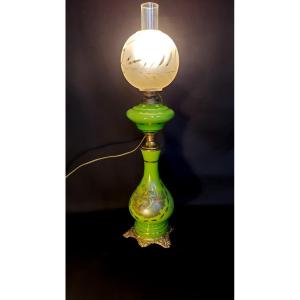 Grande lampe à huile électrifiée opaline, bronze et laiton décor Fragonard. 78 cm