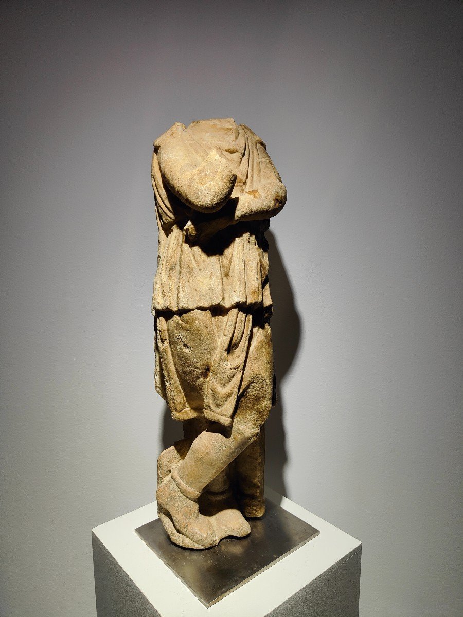 Un Romain  Sculpture En Marbre Sous La Forme d'Un Jeune Personnage Dace Barbare-photo-1