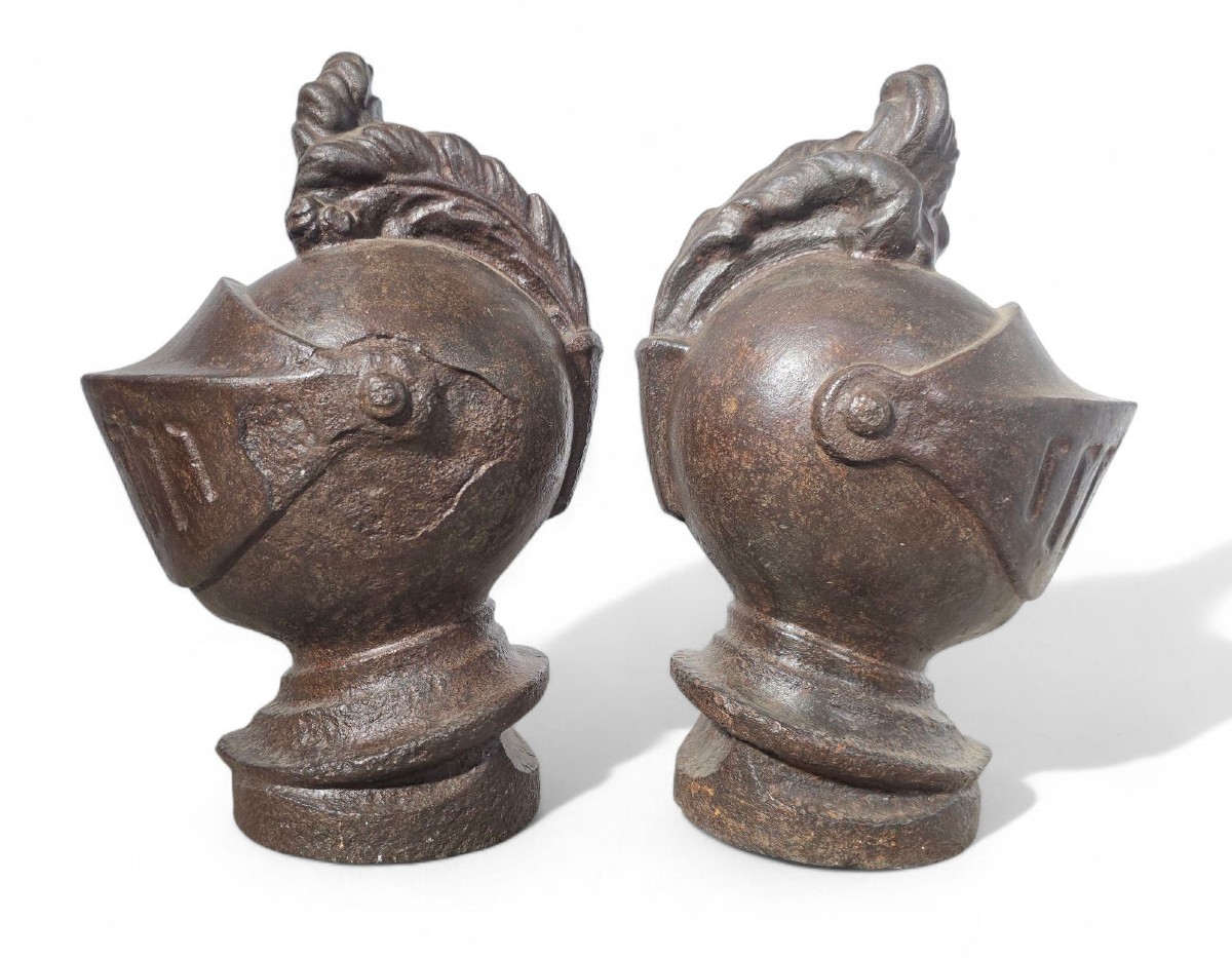 Paire De Têtes d'Armure Médiévales – XVIIe Siècle
