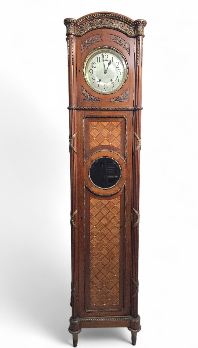 Horloge de parquet en bois exotiques et incrustations de nacre – XXe siècle