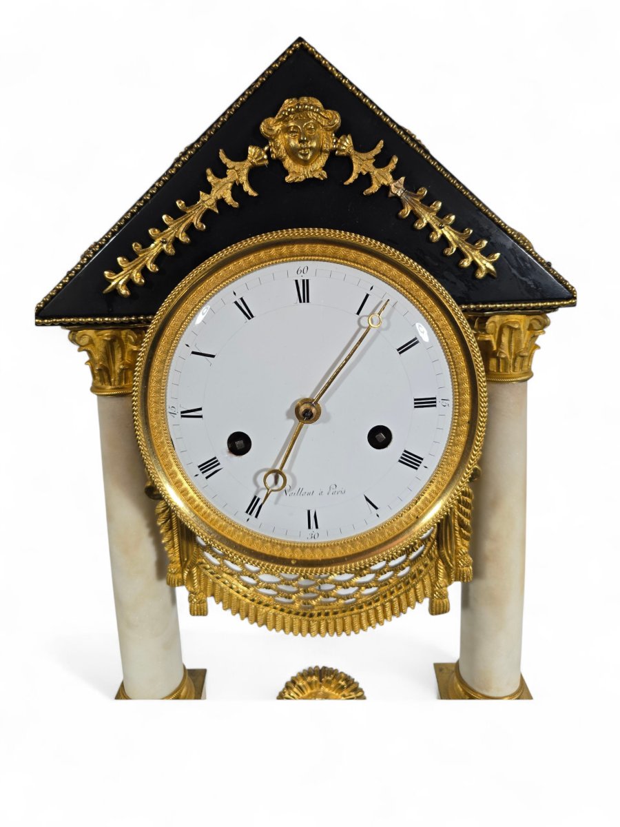 Pendule portique française – Marbre noir et blanc, bronze doré – Début du XIXe siècle-photo-2