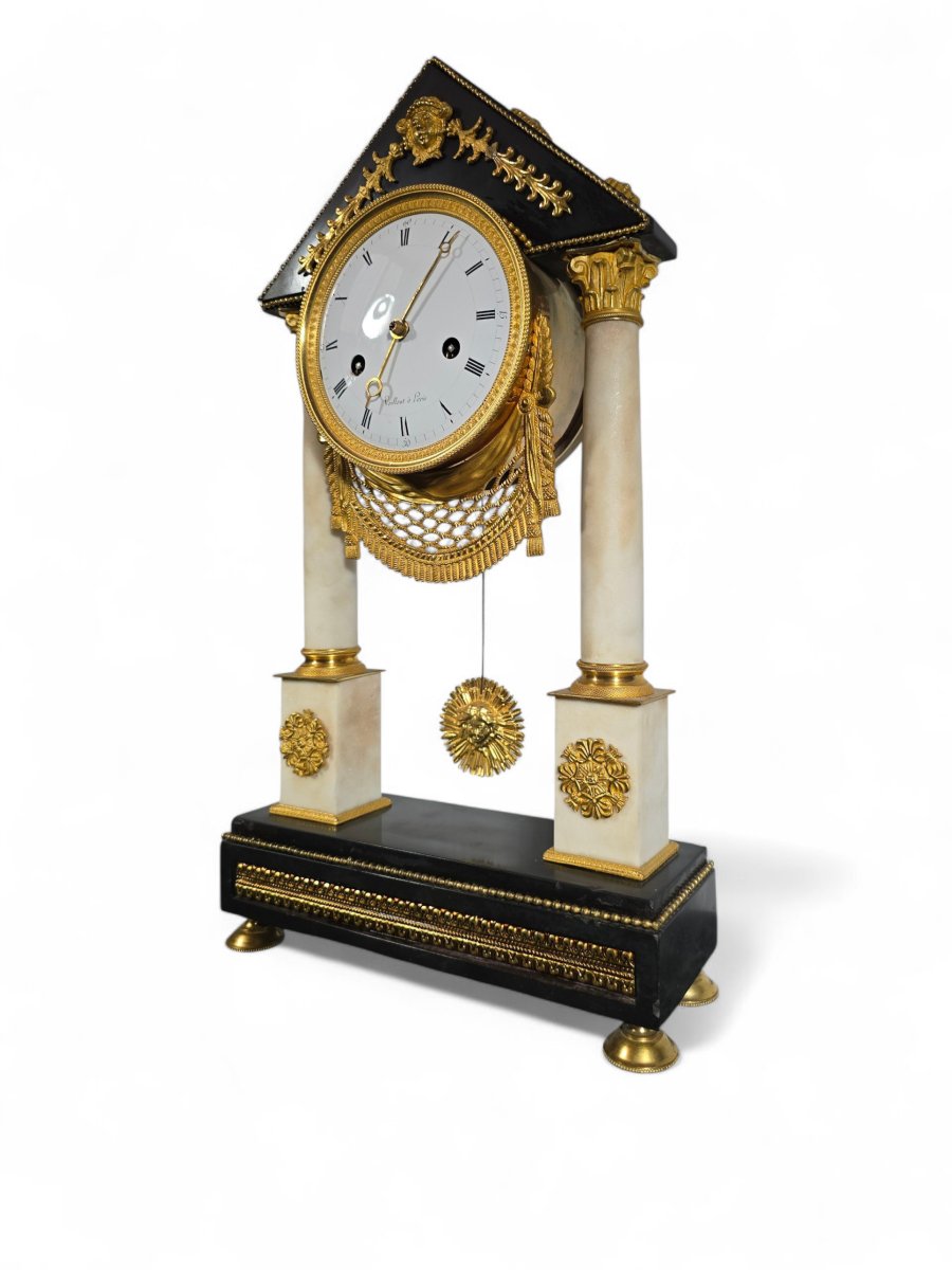 Pendule portique française – Marbre noir et blanc, bronze doré – Début du XIXe siècle-photo-4