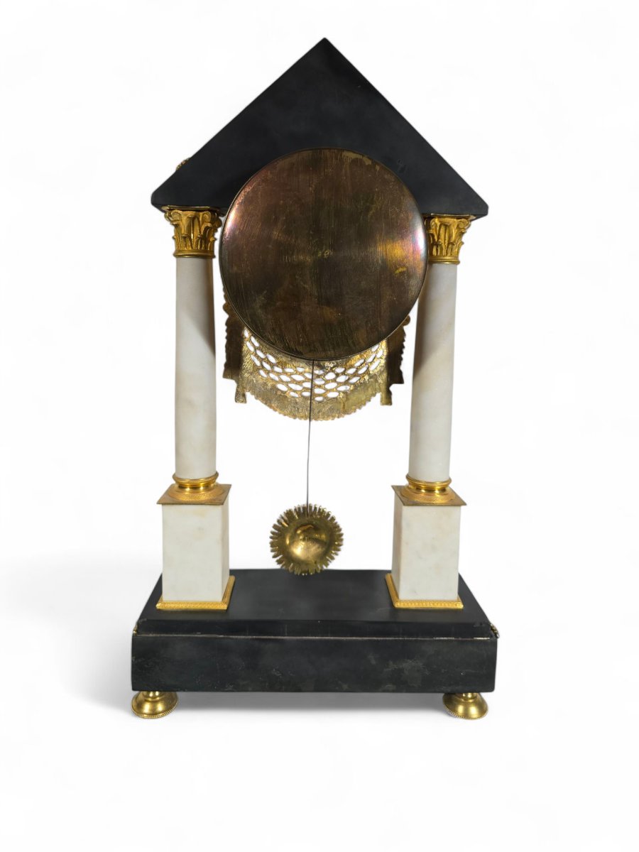 Pendule portique française – Marbre noir et blanc, bronze doré – Début du XIXe siècle-photo-7