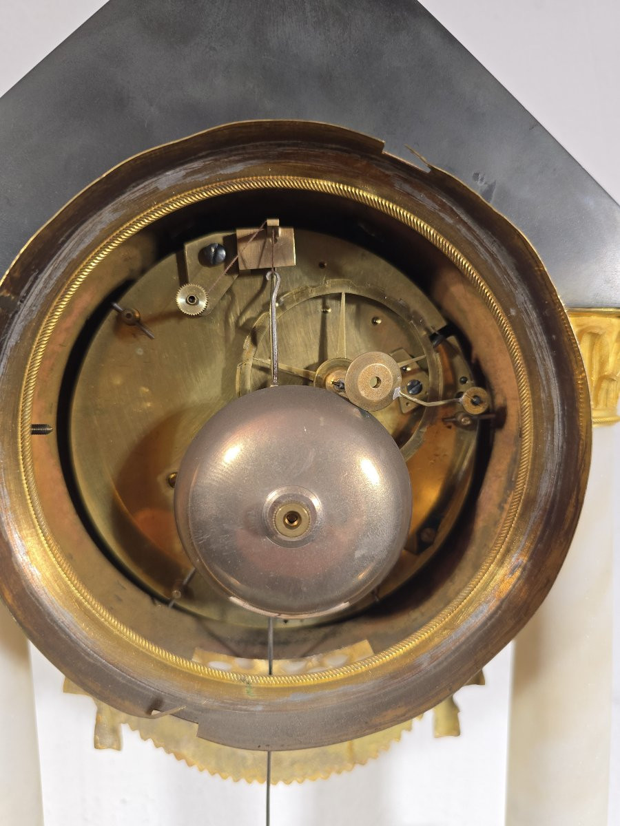 Pendule portique française – Marbre noir et blanc, bronze doré – Début du XIXe siècle-photo-8