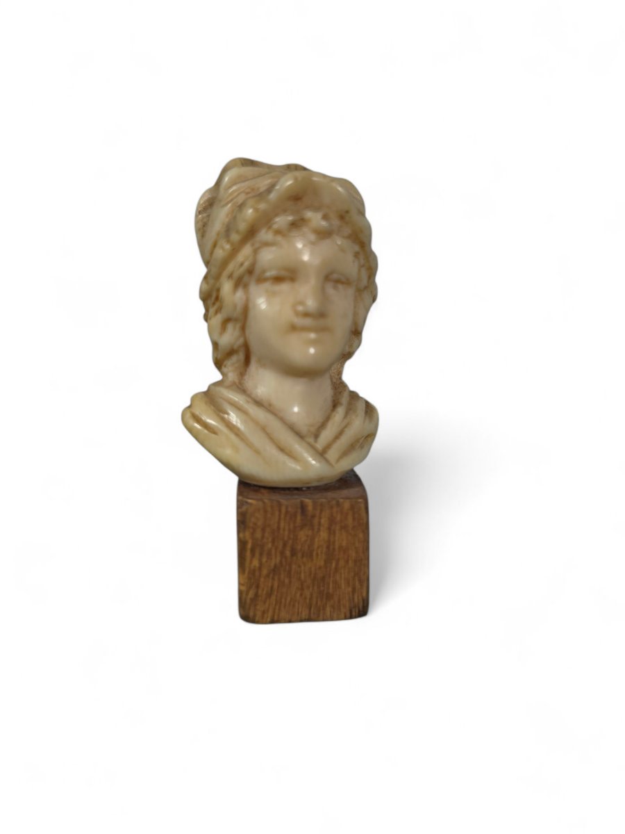 Petit buste en os sculpté – XIXe siècle-photo-1
