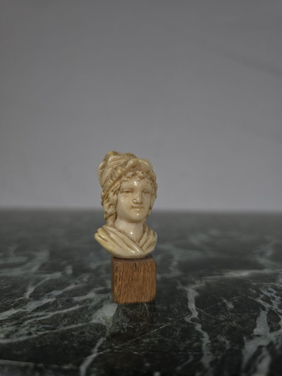 Petit buste en os sculpté – XIXe siècle-photo-2