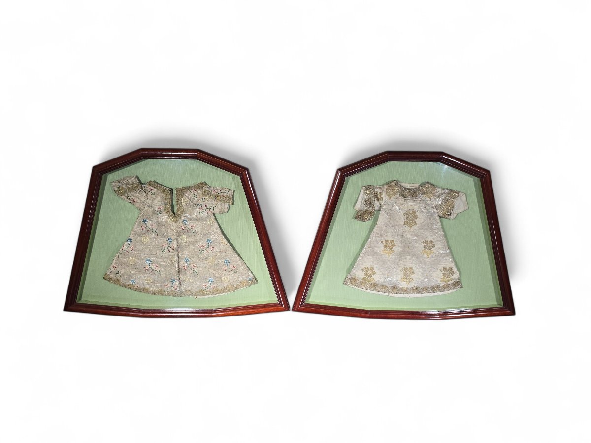 Paire de vêtements brodés pour l'Enfant Jésus, XVIIIe siècle, sous cadre-photo-2