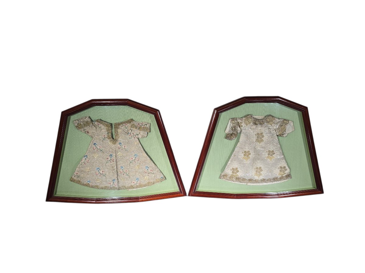 Paire de vêtements brodés pour l'Enfant Jésus, XVIIIe siècle, sous cadre-photo-3