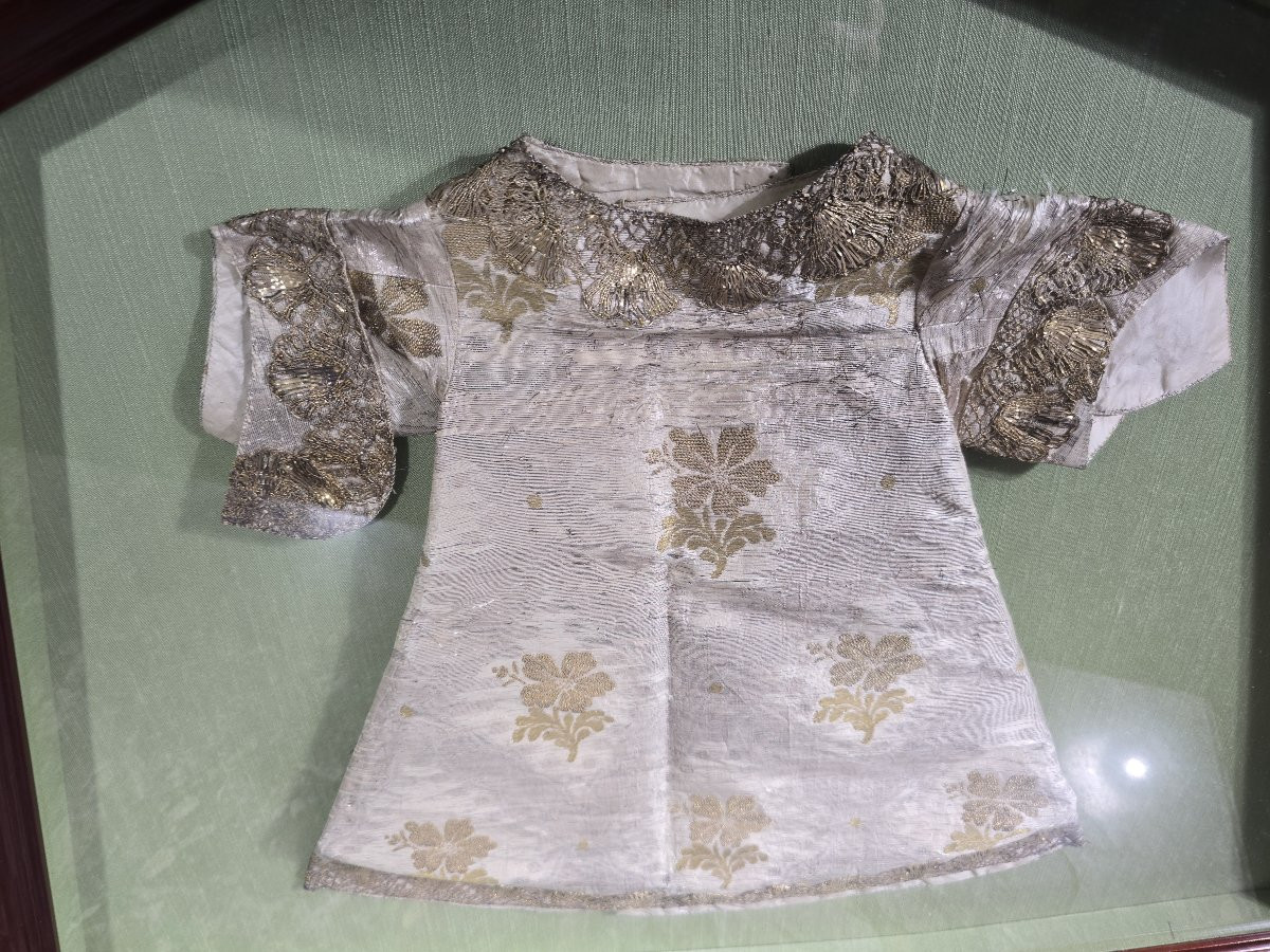 Paire de vêtements brodés pour l'Enfant Jésus, XVIIIe siècle, sous cadre-photo-1