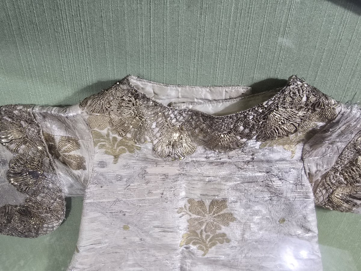 Paire de vêtements brodés pour l'Enfant Jésus, XVIIIe siècle, sous cadre-photo-2
