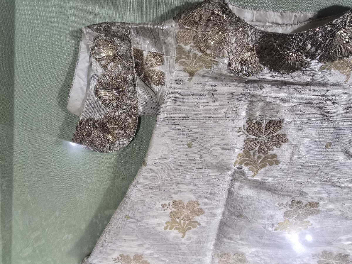 Paire de vêtements brodés pour l'Enfant Jésus, XVIIIe siècle, sous cadre-photo-3