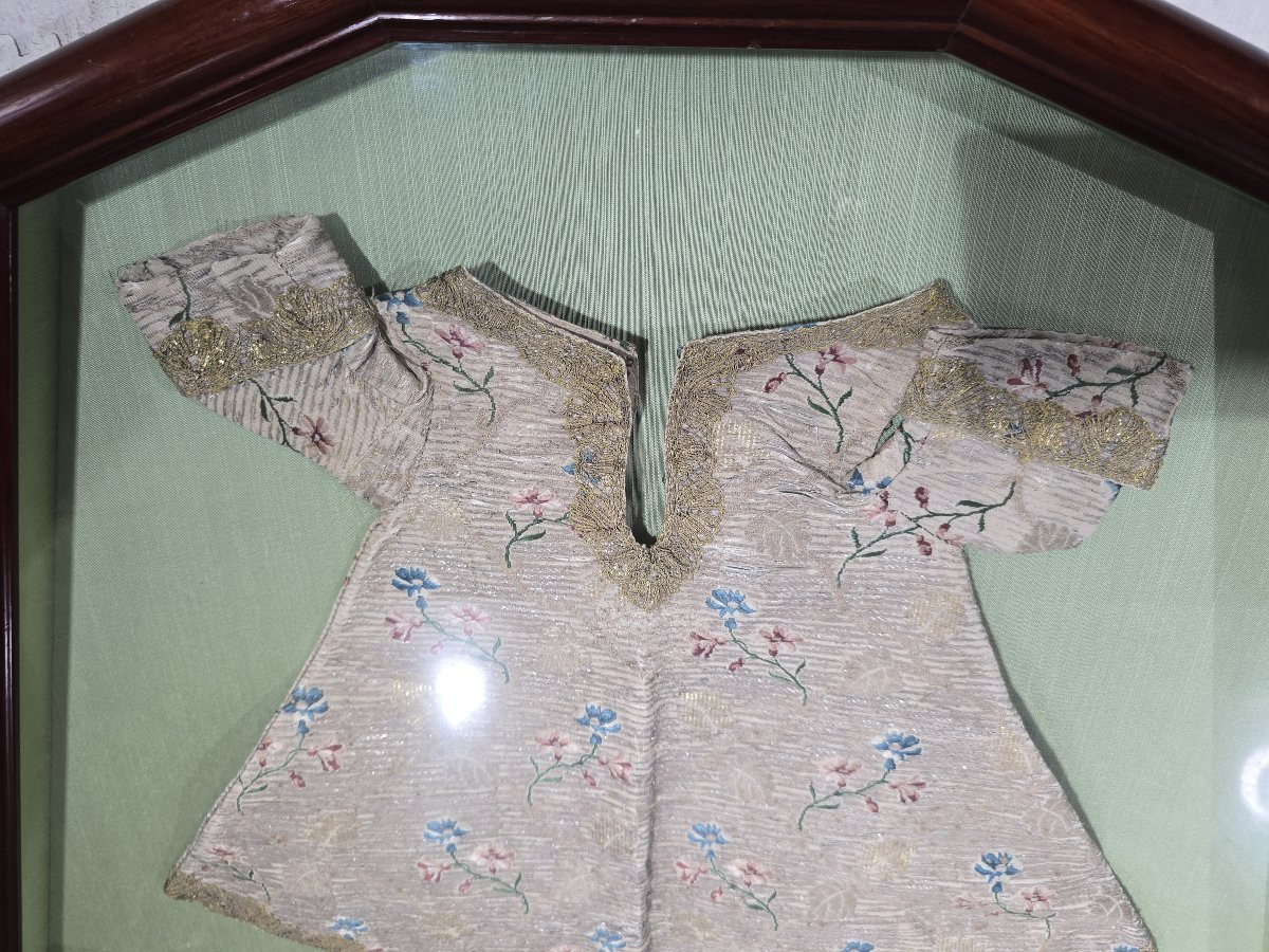 Paire de vêtements brodés pour l'Enfant Jésus, XVIIIe siècle, sous cadre-photo-5