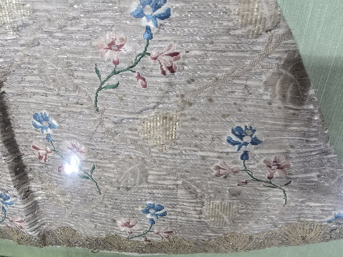 Paire de vêtements brodés pour l'Enfant Jésus, XVIIIe siècle, sous cadre-photo-6