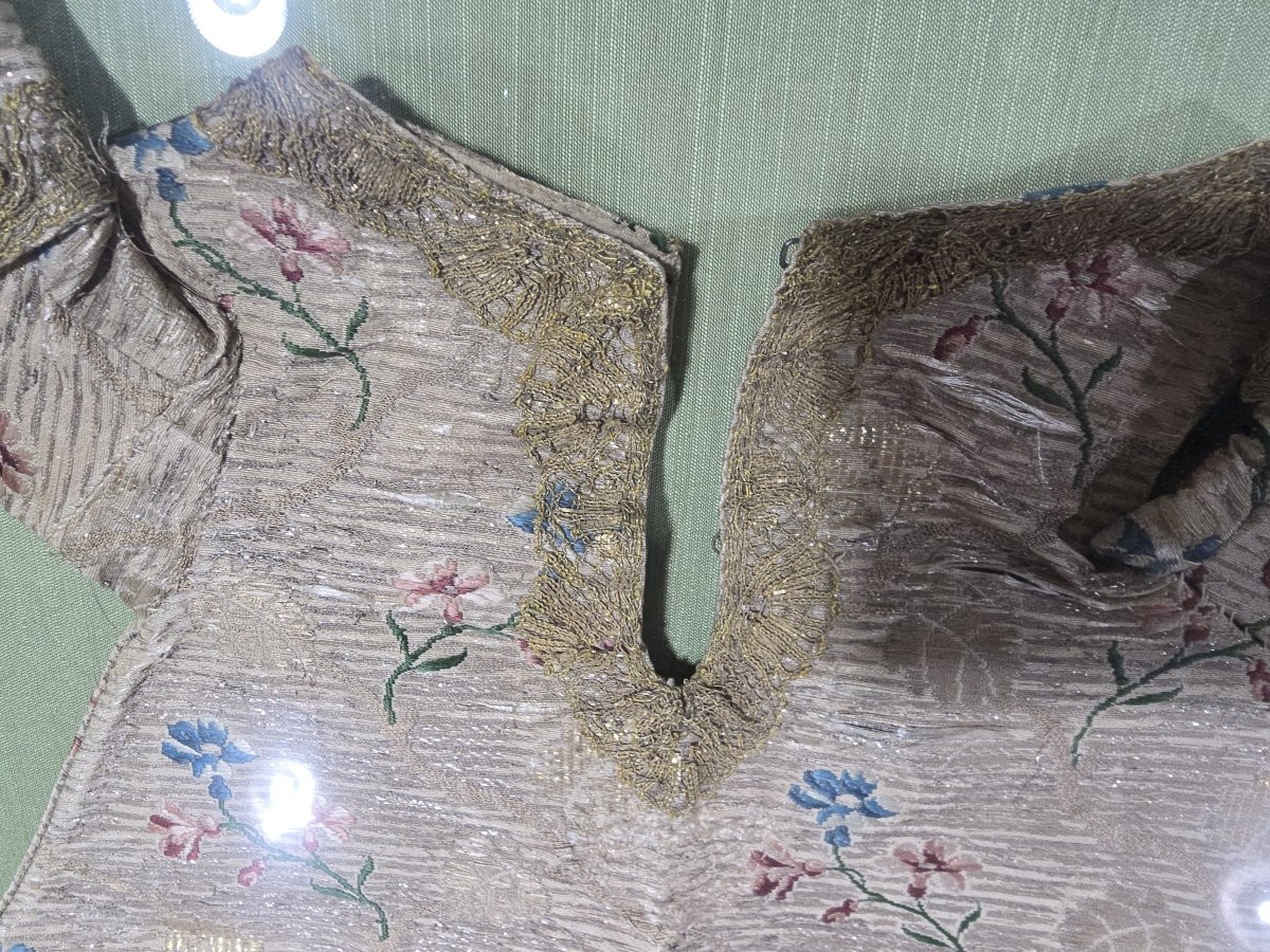 Paire de vêtements brodés pour l'Enfant Jésus, XVIIIe siècle, sous cadre-photo-7