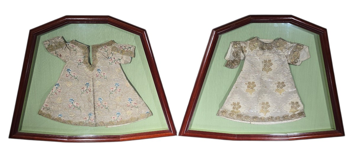 Paire de vêtements brodés pour l'Enfant Jésus, XVIIIe siècle, sous cadre