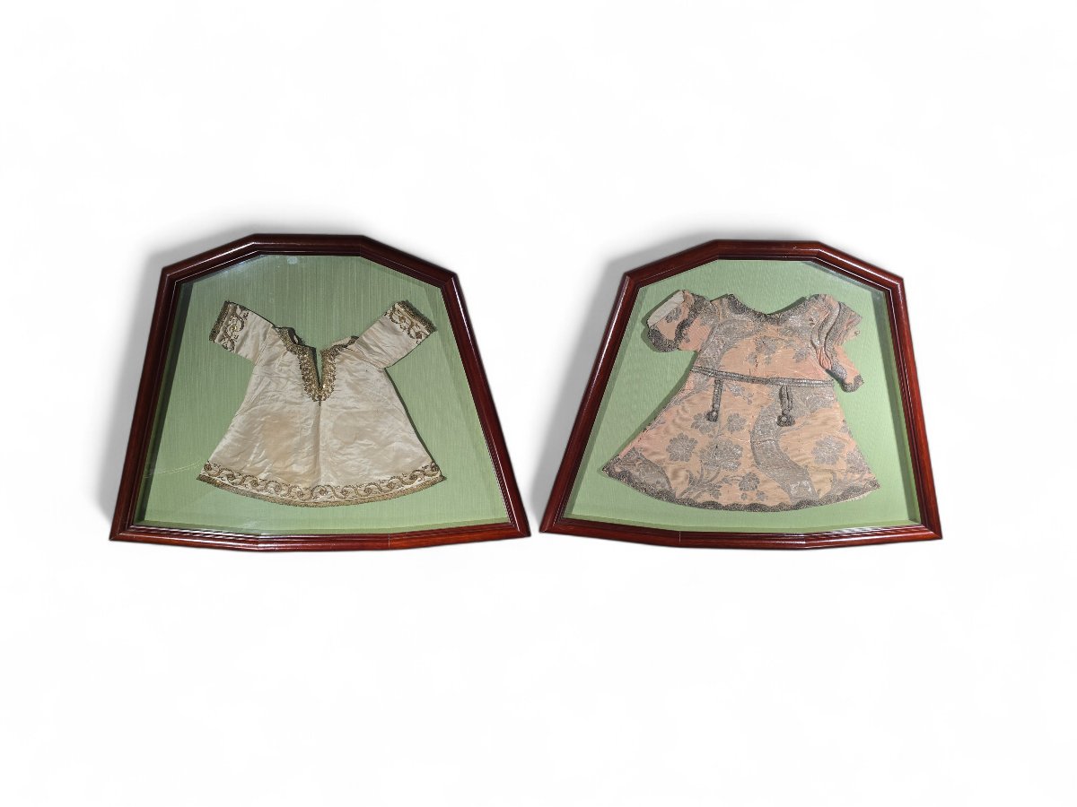 Paire de vêtements brodés pour l'Enfant Jésus, XVIIIe siècle, sous cadre-photo-3