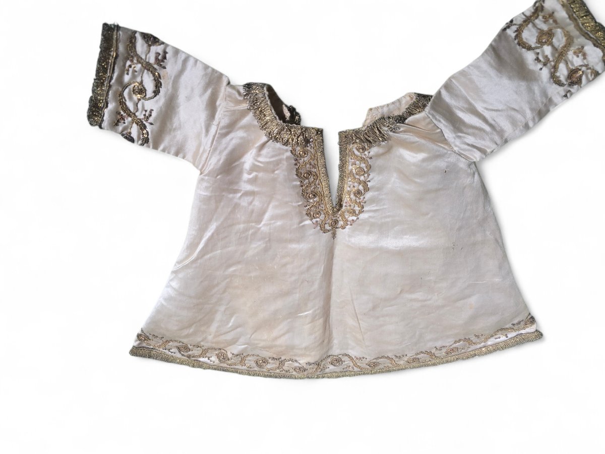 Paire de vêtements brodés pour l'Enfant Jésus, XVIIIe siècle, sous cadre-photo-4