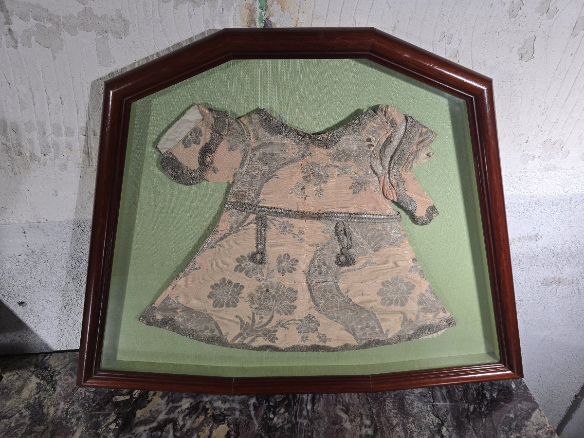Paire de vêtements brodés pour l'Enfant Jésus, XVIIIe siècle, sous cadre-photo-1