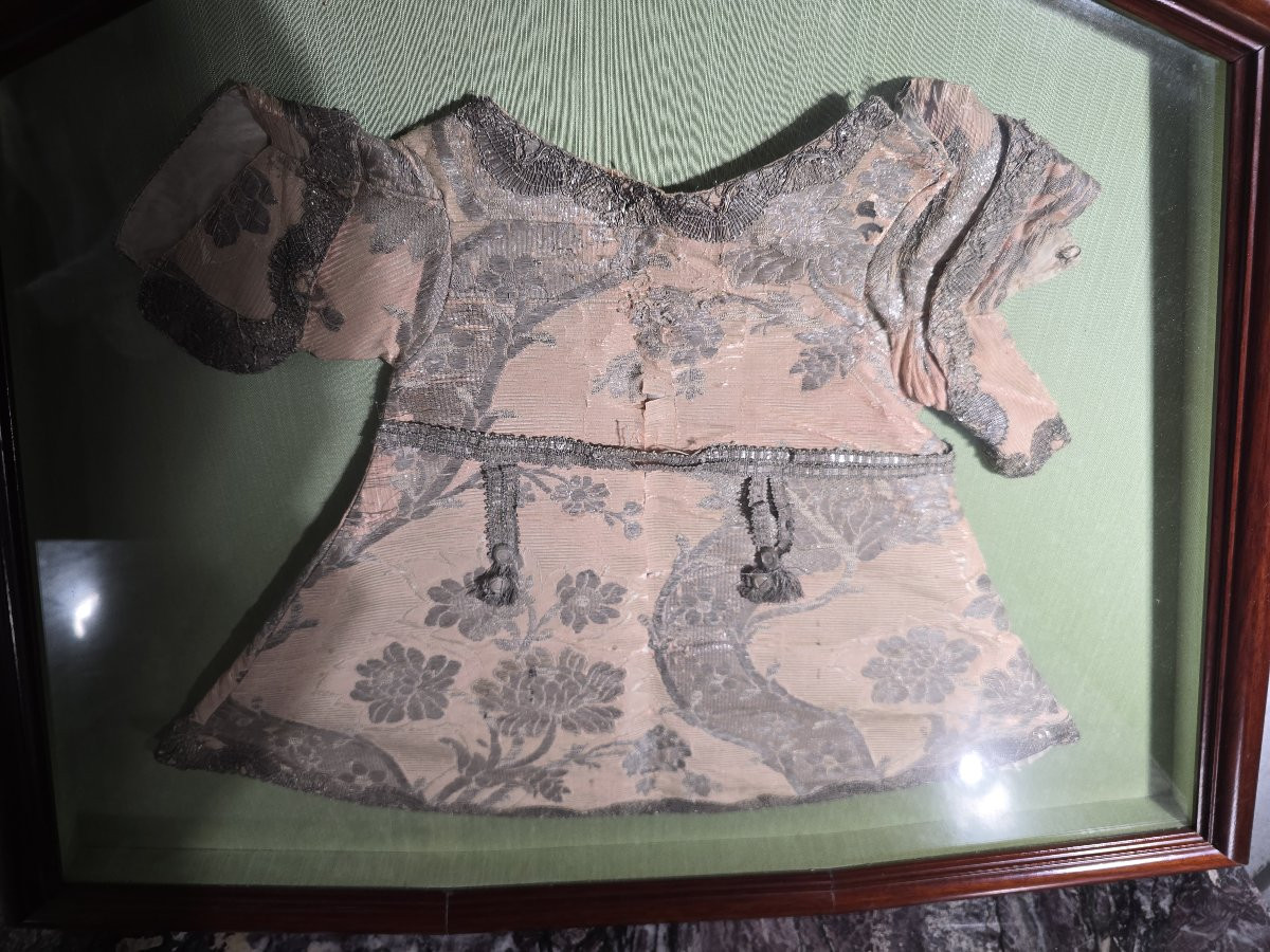 Paire de vêtements brodés pour l'Enfant Jésus, XVIIIe siècle, sous cadre-photo-2