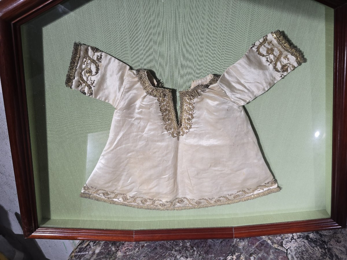 Paire de vêtements brodés pour l'Enfant Jésus, XVIIIe siècle, sous cadre-photo-3