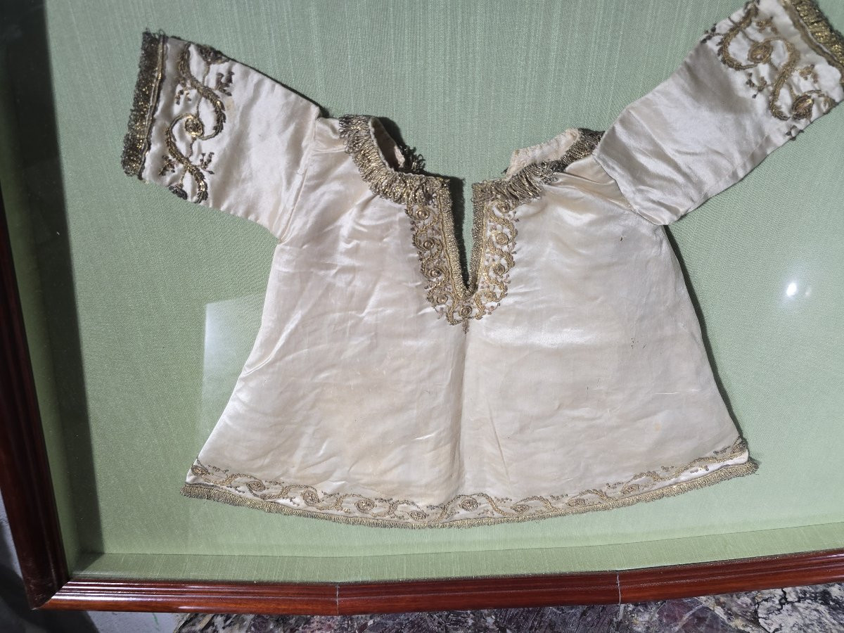 Paire de vêtements brodés pour l'Enfant Jésus, XVIIIe siècle, sous cadre-photo-4