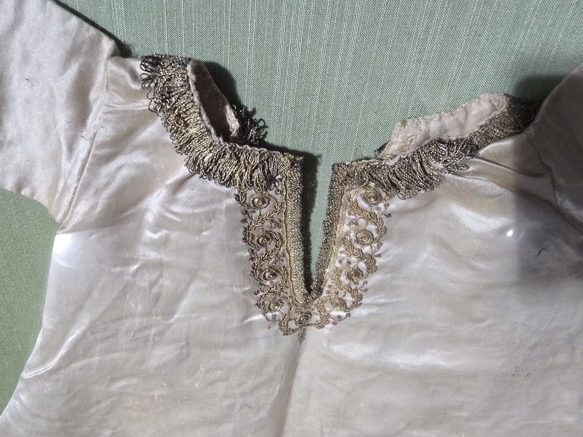 Paire de vêtements brodés pour l'Enfant Jésus, XVIIIe siècle, sous cadre-photo-5