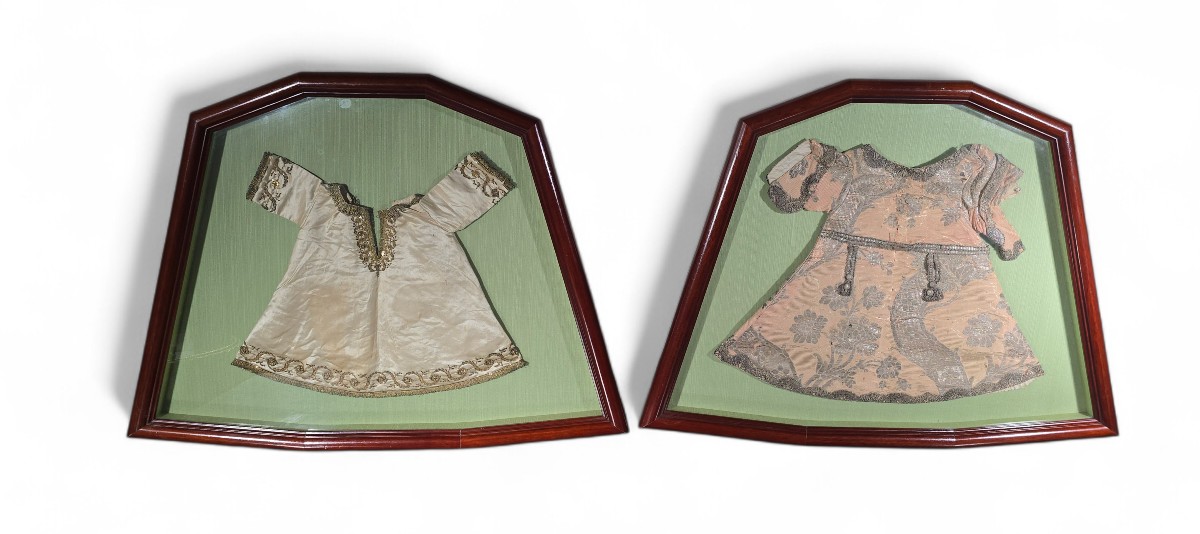 Paire de vêtements brodés pour l'Enfant Jésus, XVIIIe siècle, sous cadre
