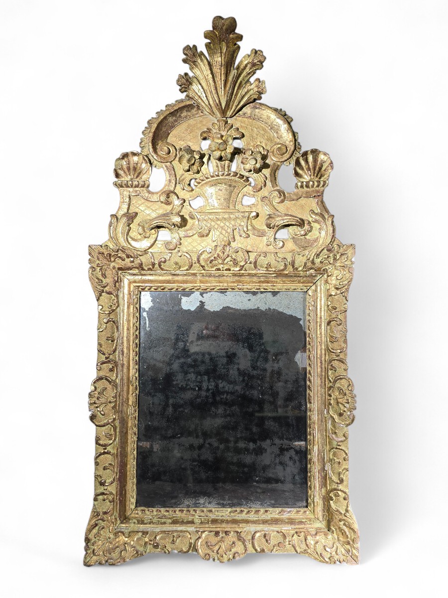 Miroir français du XVIIIe siècle en bois sculpté et doré