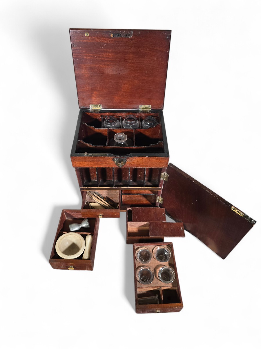 Coffret médical portatif du XIXe siècle avec instruments médicaux partiels