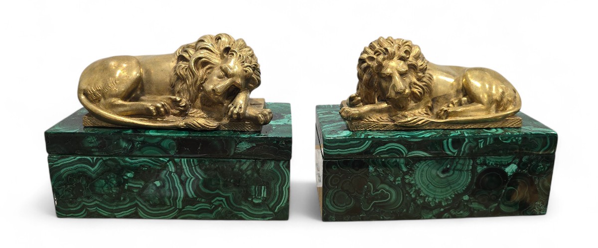 Paire de boîtes en malachite du XIXe siècle, ornées de lions en bronze doré