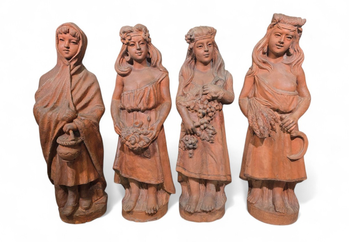Ensemble de quatre statues en terre cuite toscane du milieu du XXe