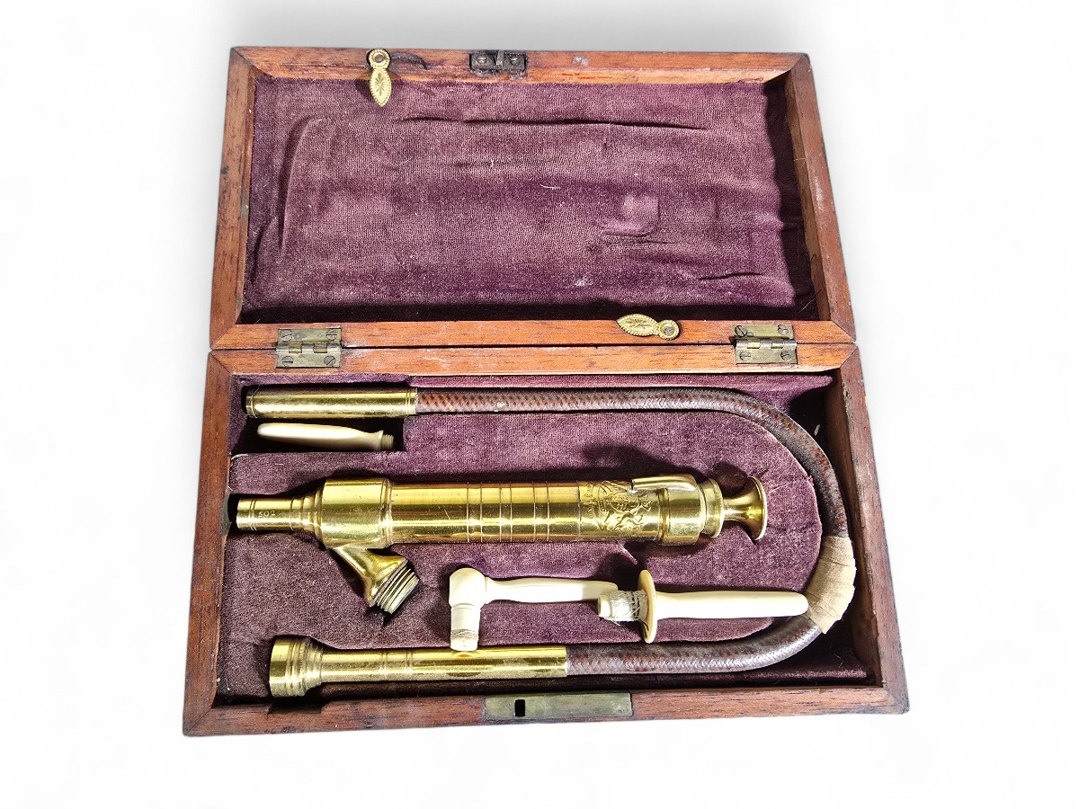 Instrument médical ancien du XIXe siècle pour lavage gastrique et lavements, dans son étui d'or