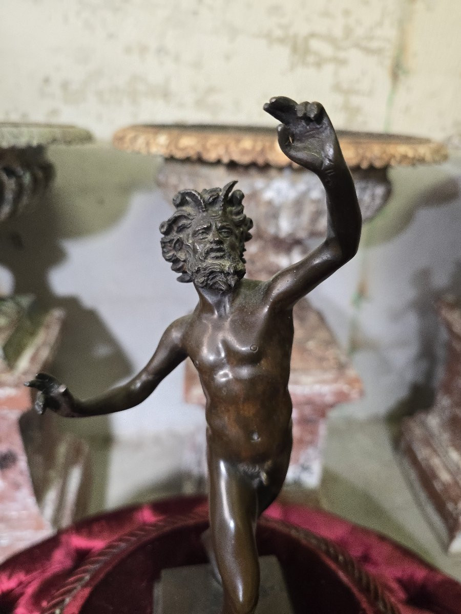 Monumental Italian Circular Pouf In Red Quilted Velvet With Bronze Faun Sculpture-photo-6