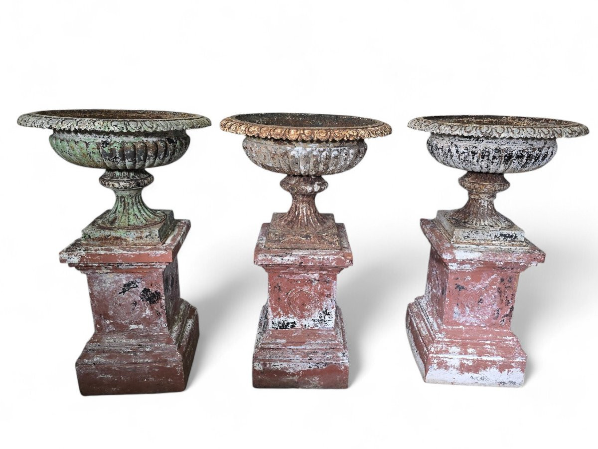 Set Of Four Large 19th-century French Cast Iron Garden Urns With Tin Bases-photo-3