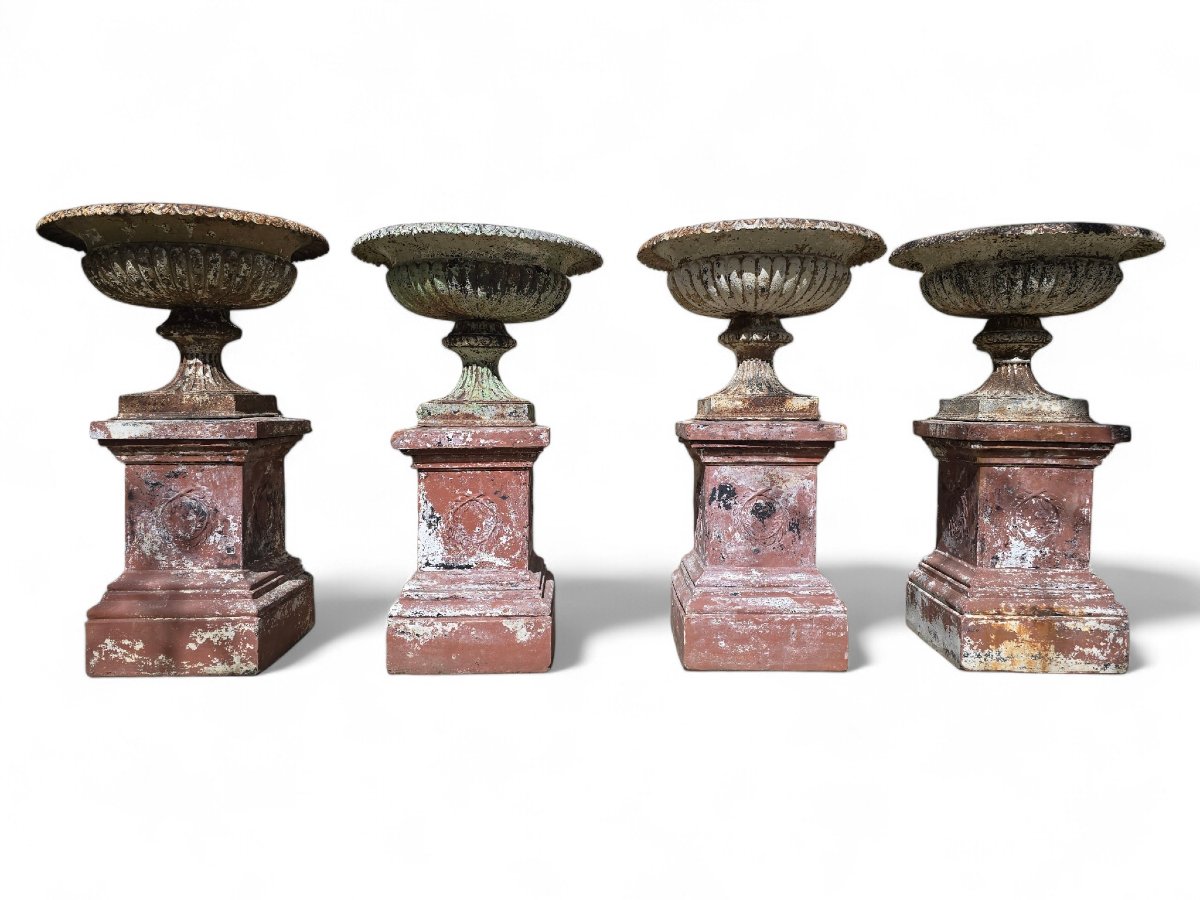 Set Of Four Large 19th-century French Cast Iron Garden Urns With Tin Bases-photo-2