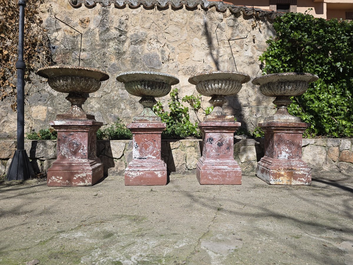 Set Of Four Large 19th-century French Cast Iron Garden Urns With Tin Bases-photo-4