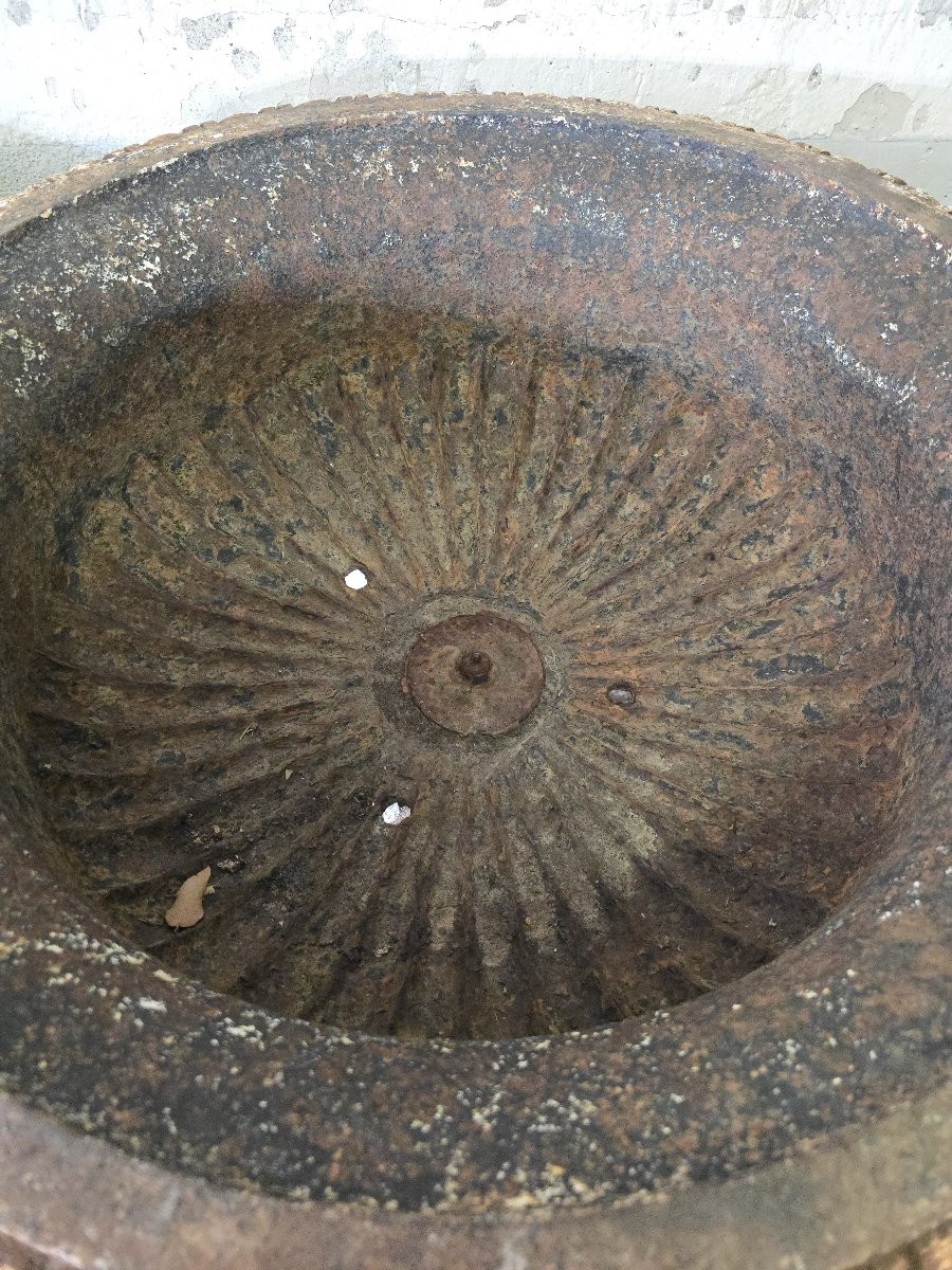 Set Of Four Large 19th-century French Cast Iron Garden Urns With Tin Bases-photo-8