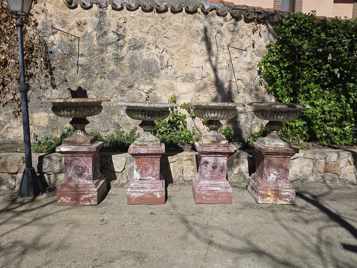 Set Of Four Large 19th-century French Cast Iron Garden Urns With Tin Bases-photo-3