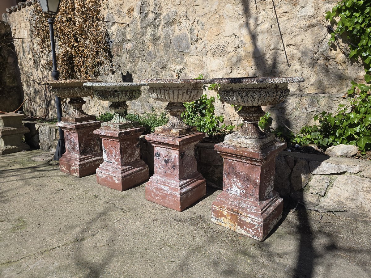 Set Of Four Large 19th-century French Cast Iron Garden Urns With Tin Bases-photo-4