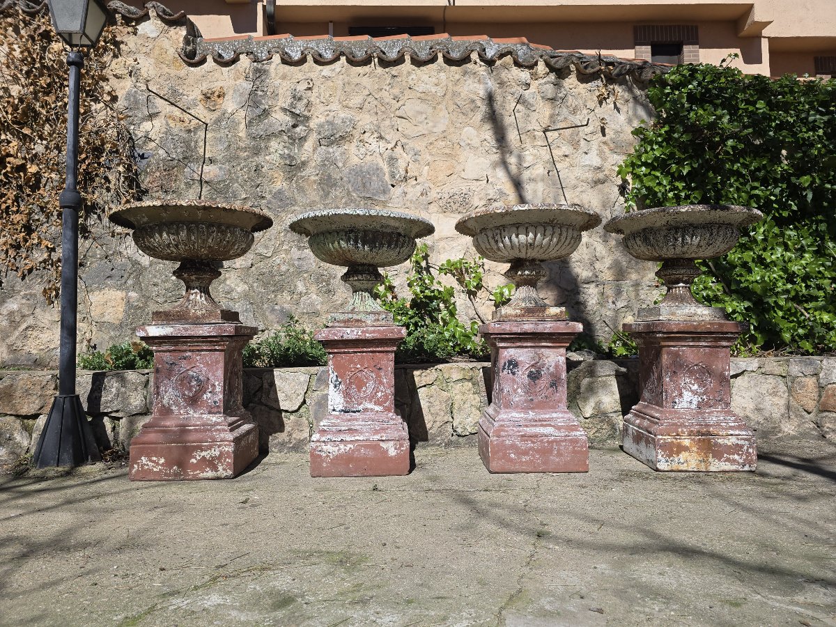 Set Of Four Large 19th-century French Cast Iron Garden Urns With Tin Bases-photo-5