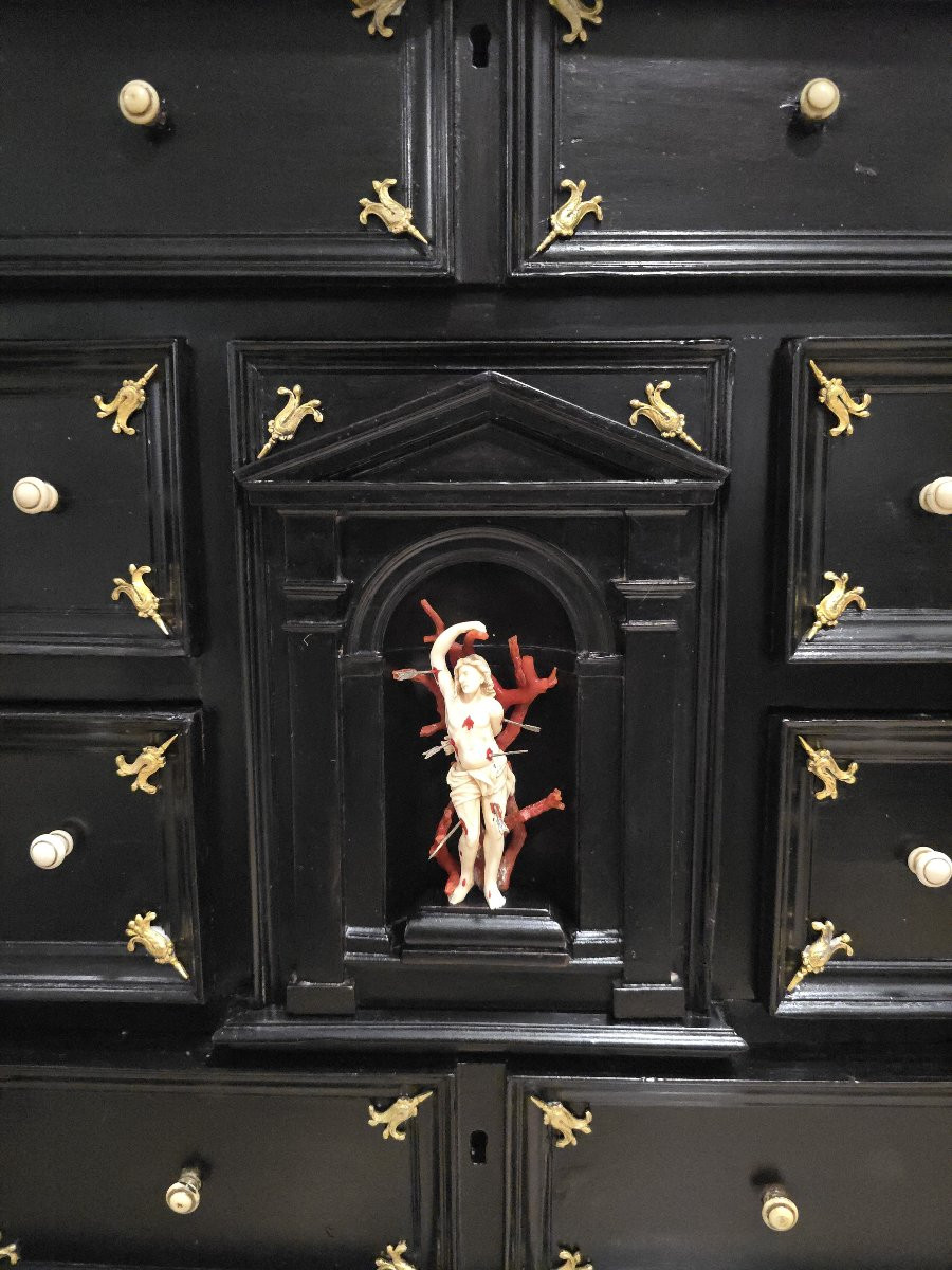 Important cabinet italien du XVIIe siècle en bois ébénisé, orné de bronzes dorés et d'un relief-photo-2