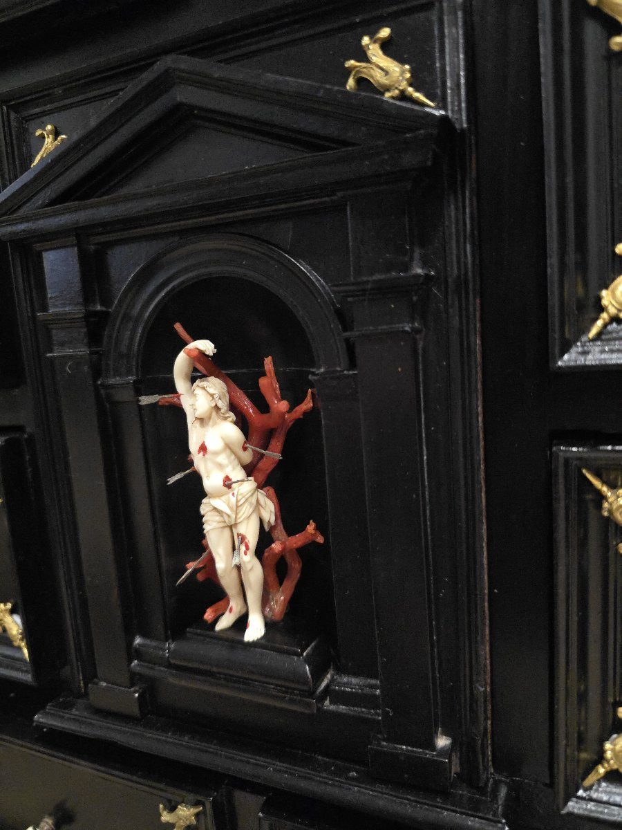 Important cabinet italien du XVIIe siècle en bois ébénisé, orné de bronzes dorés et d'un relief-photo-4
