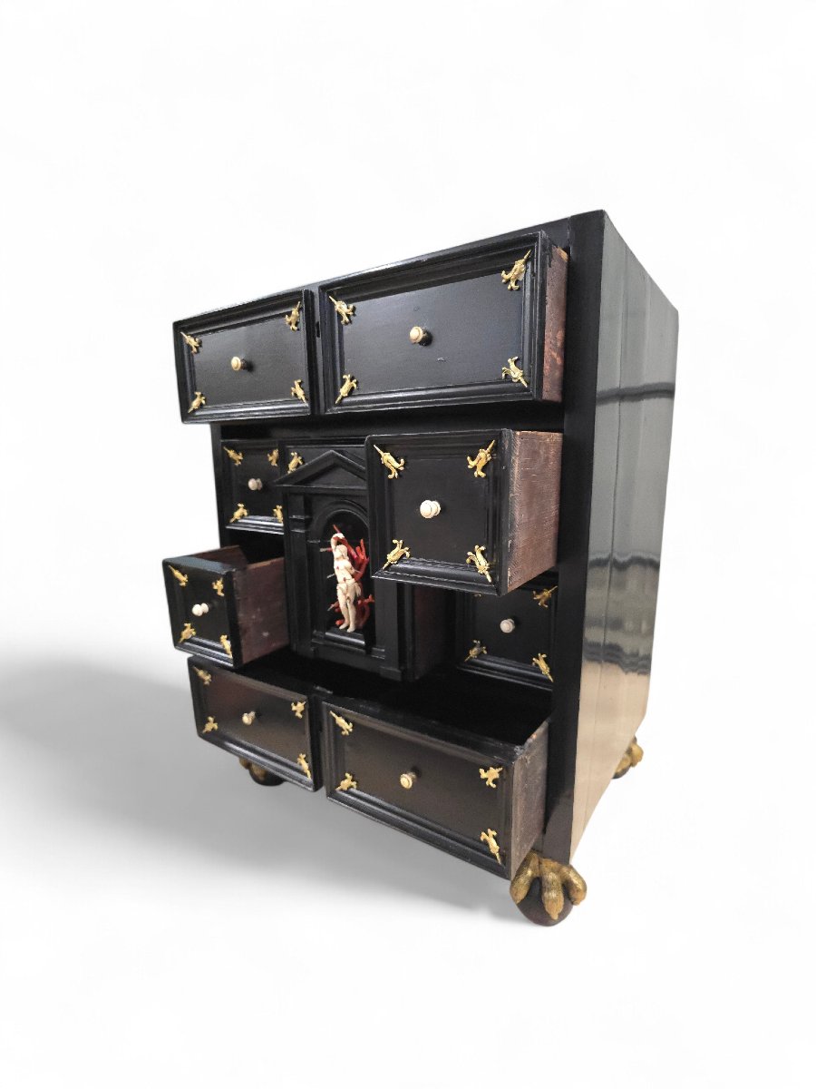 Important cabinet italien du XVIIe siècle en bois ébénisé, orné de bronzes dorés et d'un relief-photo-1