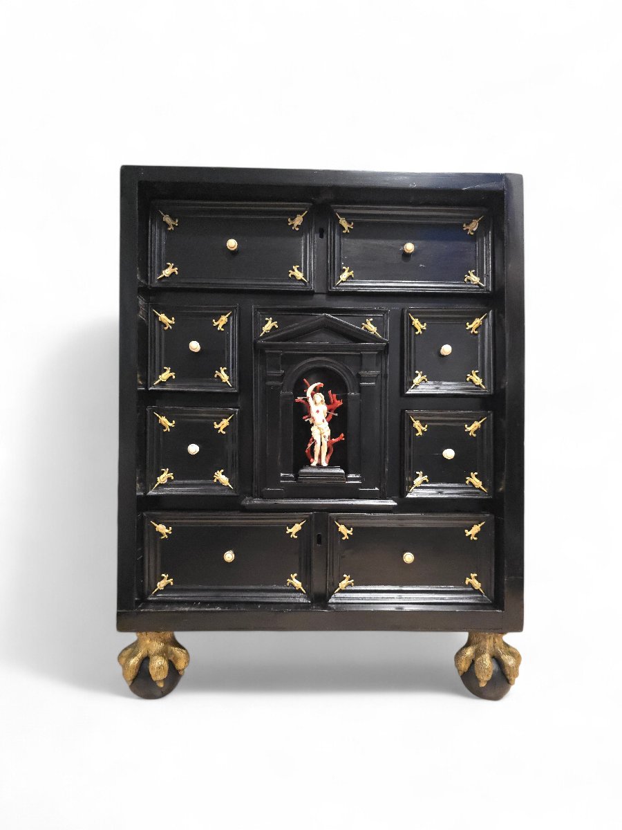 Important cabinet italien du XVIIe siècle en bois ébénisé, orné de bronzes dorés et d'un relief-photo-6