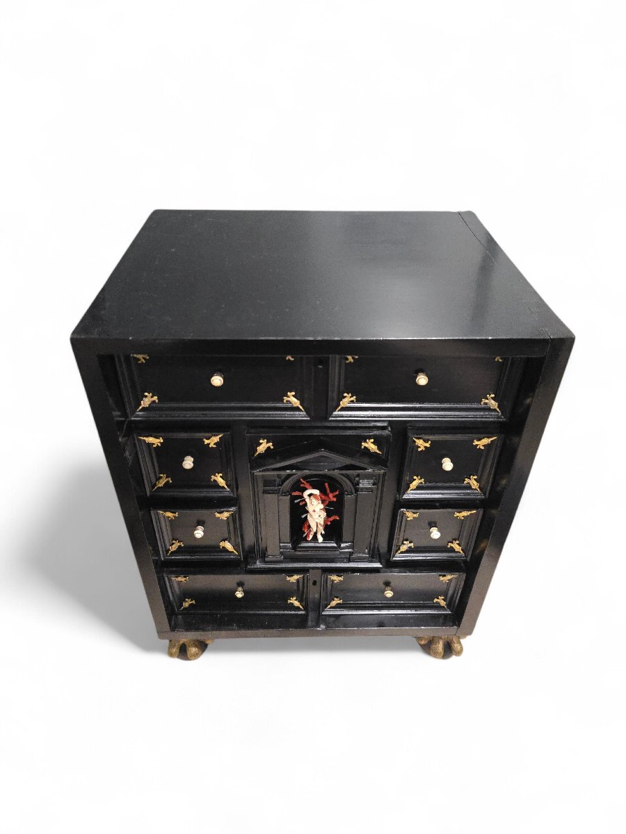 Important cabinet italien du XVIIe siècle en bois ébénisé, orné de bronzes dorés et d'un relief-photo-8