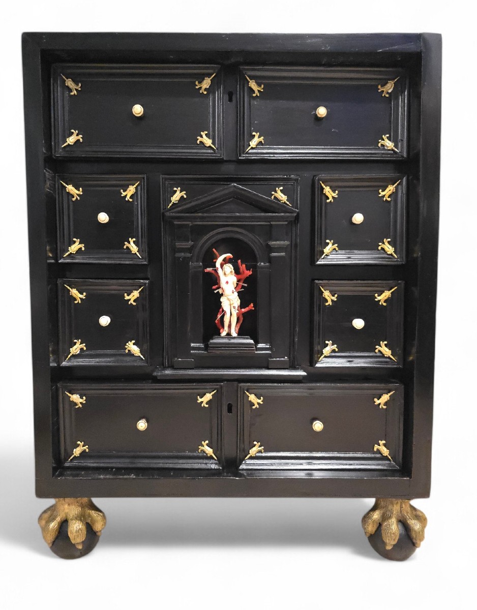Important cabinet italien du XVIIe siècle en bois ébénisé, orné de bronzes dorés et d'un relief