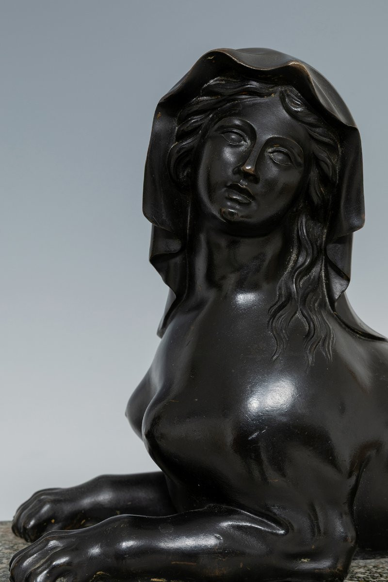 Paire de sphinx français en bronze patiné et bronze doré sur socles en granit, vers 1880-photo-3
