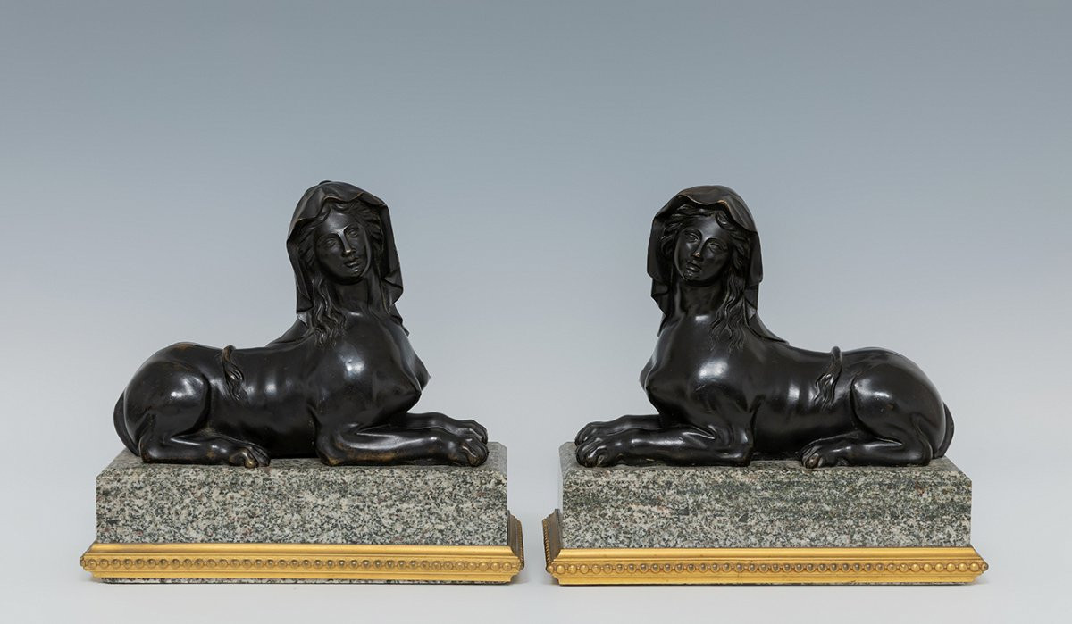 Paire de sphinx français en bronze patiné et bronze doré sur socles en granit, vers 1880-photo-1